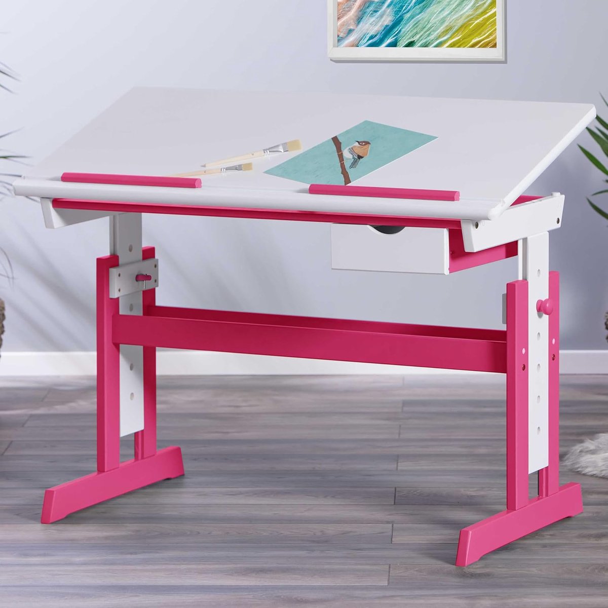 Inter Link – In hoogte verstelbaar bureau – kinderbureau – studentenbureau – kantelverstelling – boekenhouder – massief hout wit gelakt – applicaties in roze – roze/wit