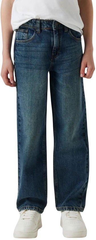 Jongens rechte jeans in donkerblauw denim met lichte wassing en slijtageplekken.