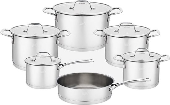 Een set van zes RVS kookpannen en een steelpan met glazen deksels.