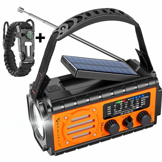 Oranje noodradio Rawvolt met zonnepaneel, handvat, zaklamp en een survival armband met kompas.