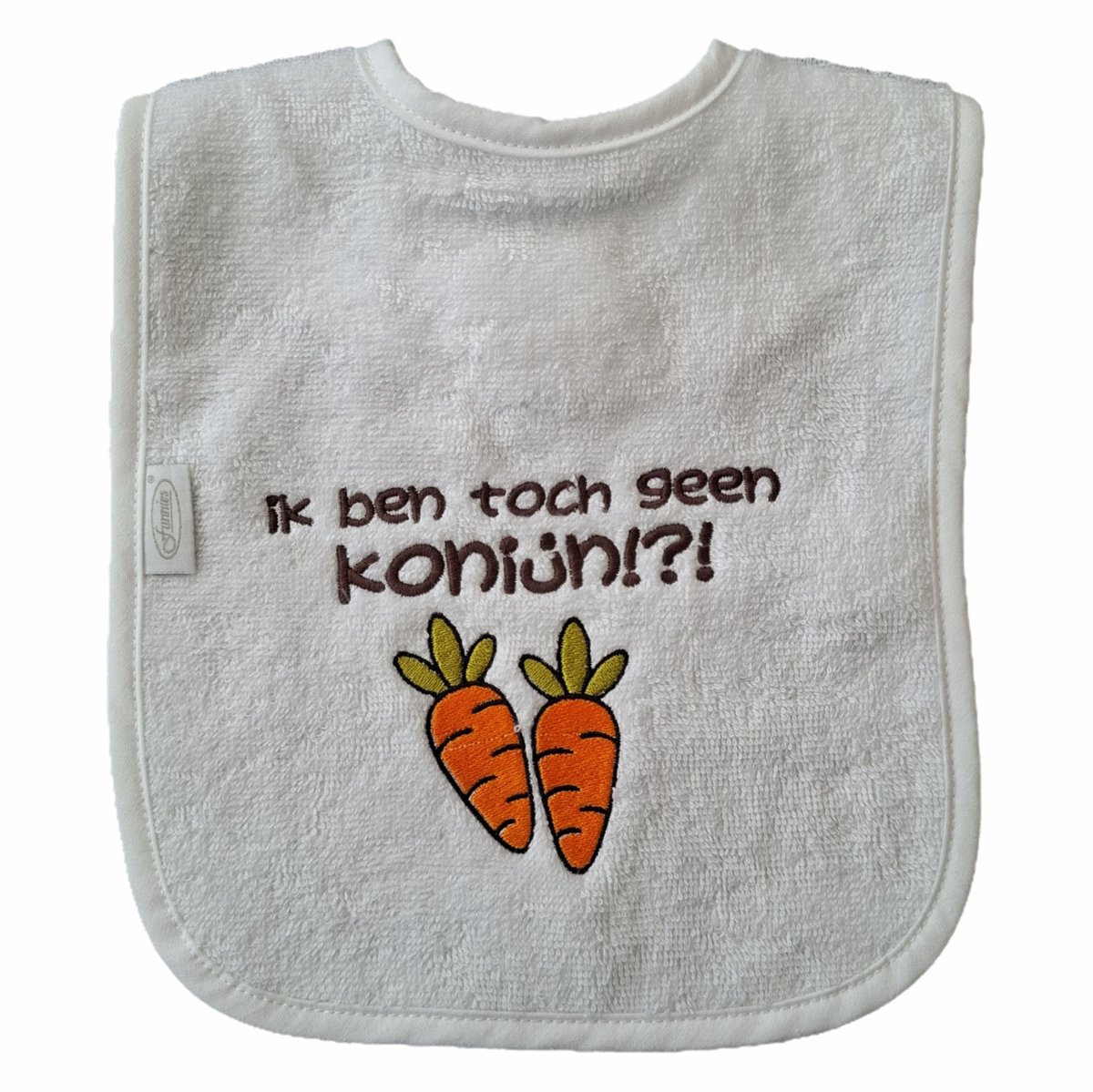 Witte slab met "Ik ben toch geen konijn!?!" - wortels, konijntje, wortel, kraamcadeautje, verjaardag, cadeautje, baby, slabber, bavet