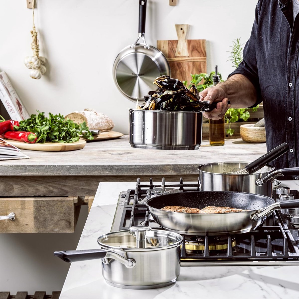 KitchenAid Classic Stainless Steel Roestvrijstalen 3-lagige 14 cm/1 Liter steelpan, Clad, Inductie, Ovenbestendig, Stay-Cool handvat, Zilver thumbnail 4