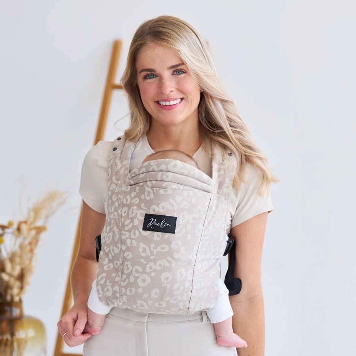 ROOKIE Baby Premium Elite draagzak - Design buikdrager en rugdrager - Comfortabel en ergonomisch baby spullen - Babydrager vanaf Geboorte - Ook voor Peuter - Biologisch katoen (Beige léopard)