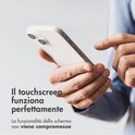 Handen gebruiken een witte smartphone met een glazen screenprotector, waarbij de touchscreenfunctionaliteit behouden blijft.