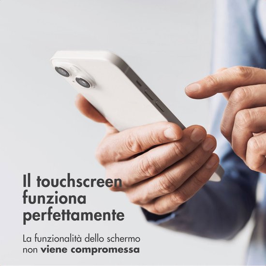 Handen gebruiken een witte smartphone met een glazen screenprotector, waarbij de touchscreenfunctionaliteit behouden blijft.