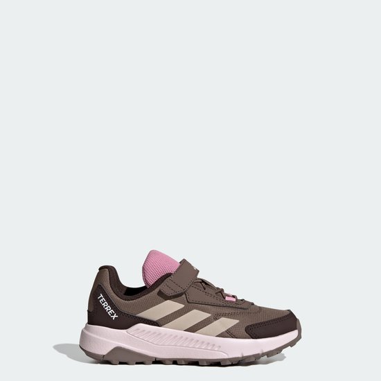 Bruine kinderschoen met roze accenten, klittenbandsluiting en beige Adidas strepen, staand op een grijze achtergrond.