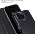 Zwarte lederen telefoonhoes met een transparante rand die het scherm en de camera beschermt.