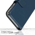 Blauw lederen telefoonhoesje dat een telefoon beschermt tegen vallen.