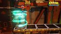 Crash Bandicoot springt op een platform met gloeiende blauwe energie.