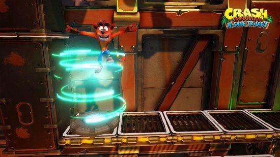 Crash Bandicoot springt op een platform met gloeiende blauwe energie.
