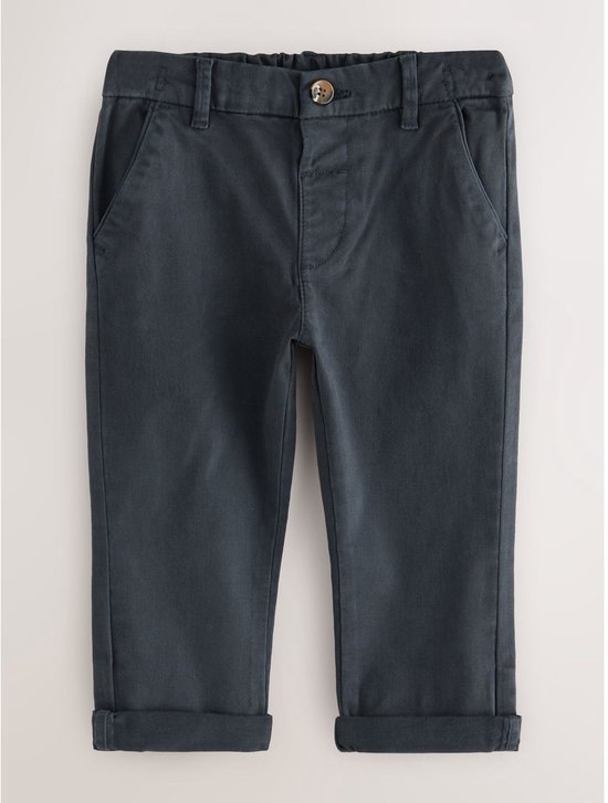 Een donkerblauwe kinderchino met omgeslagen pijpen.