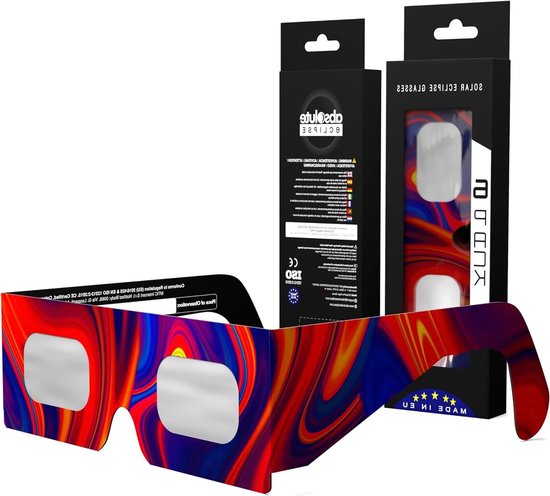 Twee verpakte zonnebrillen met abstracte patronen van rode, blauwe en paarse kleuren, naast hun verpakking.