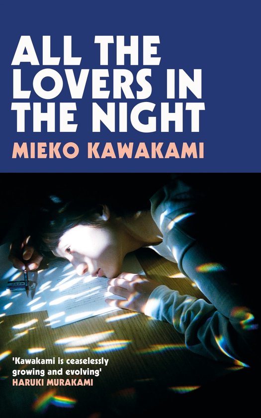 Boek 'All The Lovers In The Night' van Mieko Kawakami met een close-up van een vrouw die op een tafel ligt.