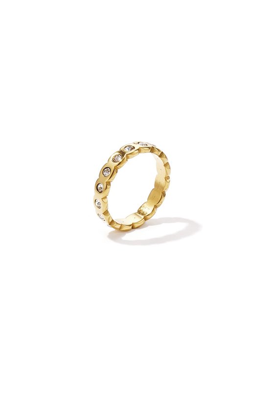 Gouden ring met ingelegde steentjes, met cirkelvormig patroon.