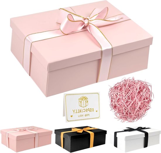 Boîte cadeau rose pâle avec nœud, à côté de boîtes noire et blanche avec rubans, papier de soie et carte de vœux.
