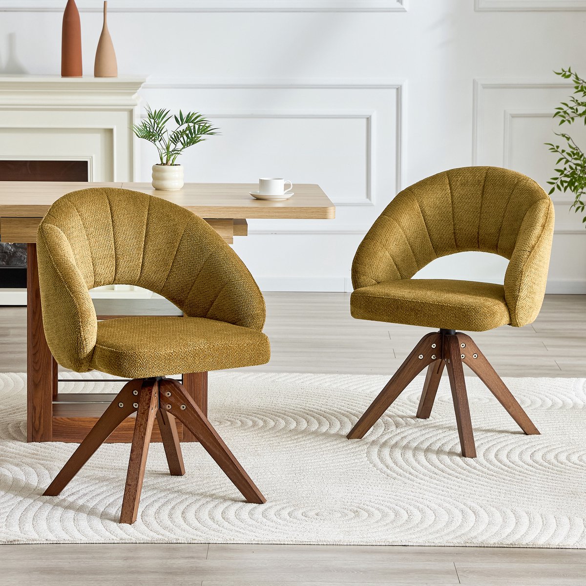 Set van twee retro draaistoelen. Getextureerde stof in gemberkleur met massief houten poten in walnootkleur, 360° geruisloos draaimechanisme en gebogen rugleuning. Geschikt voor eetkamers en woonkamers.