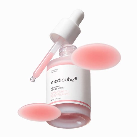 Medicube PDRN Pink Peptide Serum flesje met druppelaar. Roze serum druipt, met roze bubbels op de achtergrond.