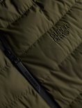 Close-up van olijfgroene Superdry jas met gewatteerd body. Superdry logo geborduurd.