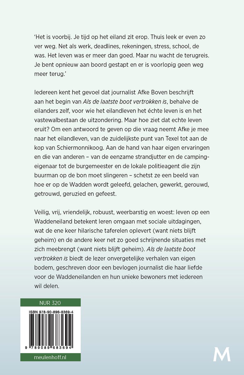 Boekomslag met tekst. Een vrouw zit in het gras, met de zee en de lucht op de achtergrond.