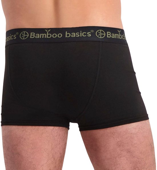 Man van achteren gezien in zwarte boxershorts, elastische band met 'Bamboo basics' erop.