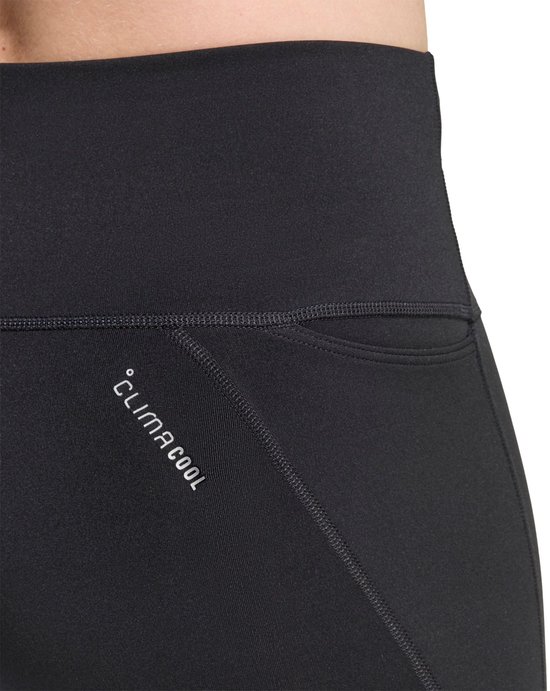 Close-up van zwarte Adidas legging met 'Climacool' logo op de zijkant.