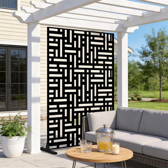Zwart metalen ACXIN-tuinscherm met geometrisch patroon onder een witte pergola op een terras.