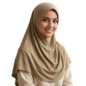 Een lachende vrouw in een kaki hijab met een ronde onderrand en een gebreide trui.