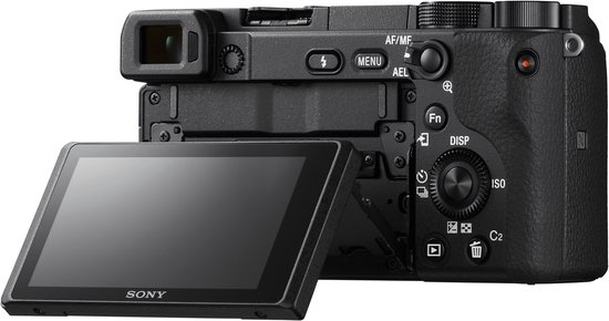 Achterkant van zwarte Sony A6400 camera met kantelbaar scherm en bedieningsknoppen.