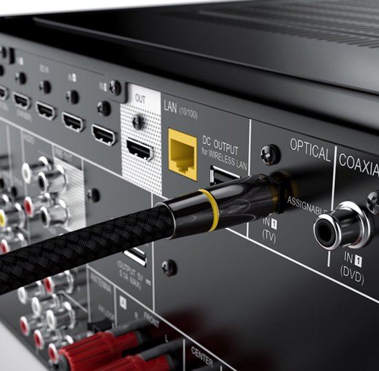 Optische kabel met gouden connector, aangesloten op de 'OPTICAL' poort van een receiver.