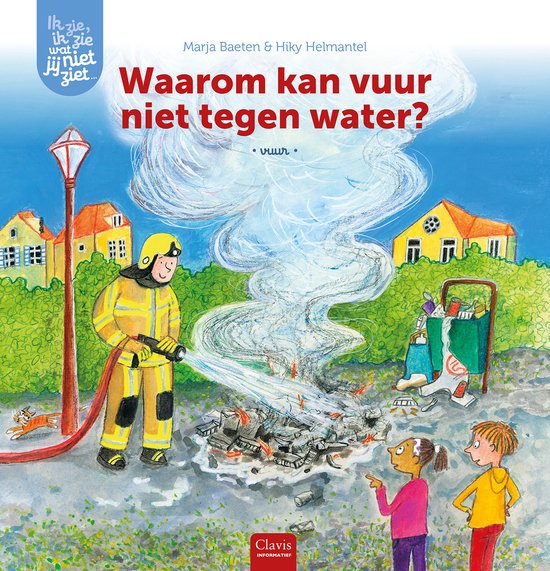 Een brandweerman blust een brand met een brandslang, met op de achtergrond huizen en twee kinderen.