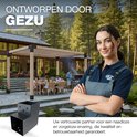 Ontworpen door Gezu. Een vrouw in werkkleding staat voor een pergola met een gezin die dineert. Een antracietgrijze paalverbinder is te zien.