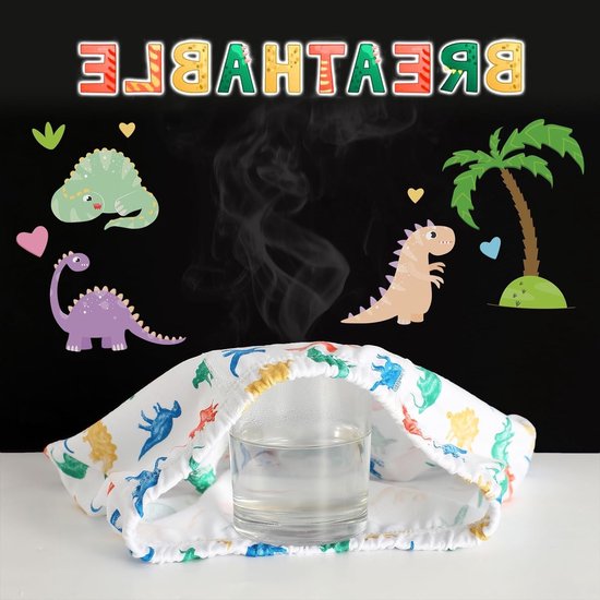 Ademende witte boxershorts met veelkleurige dinosaurussen, boven een glas water.