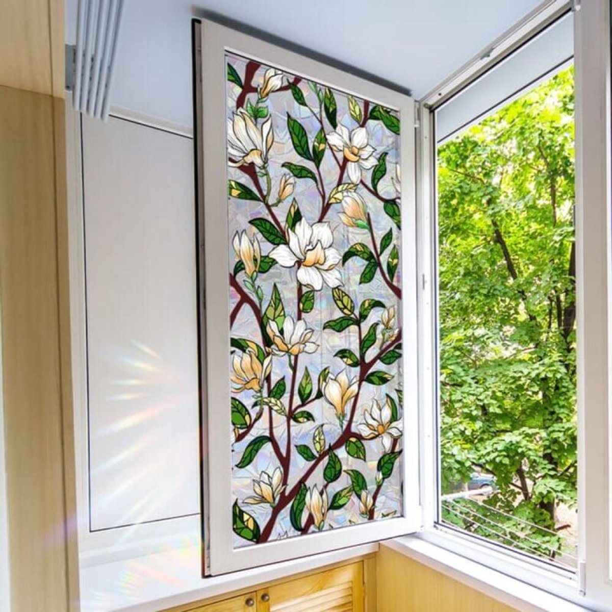 Een set bestaande uit 3D gekleurde glazen privacyfolie (45×100 cm), elektrostatische decoratieve stickers en verwijderbare bloemenstickers.