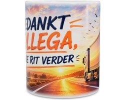 Mok vrachtwagenchauffeur afscheid collega met tekst Bedankt collega, goede rit verder – warme truck illustratie bij zonsondergang – cadeau voor transportcollega