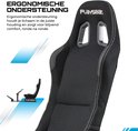 Close-up van een zwarte racekuipstoel van Playseat met witte stiksels en ventilatieopeningen