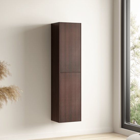Hoge, zwevende badkamerkast in walnootkleur met verticale ribbels en twee deuren.