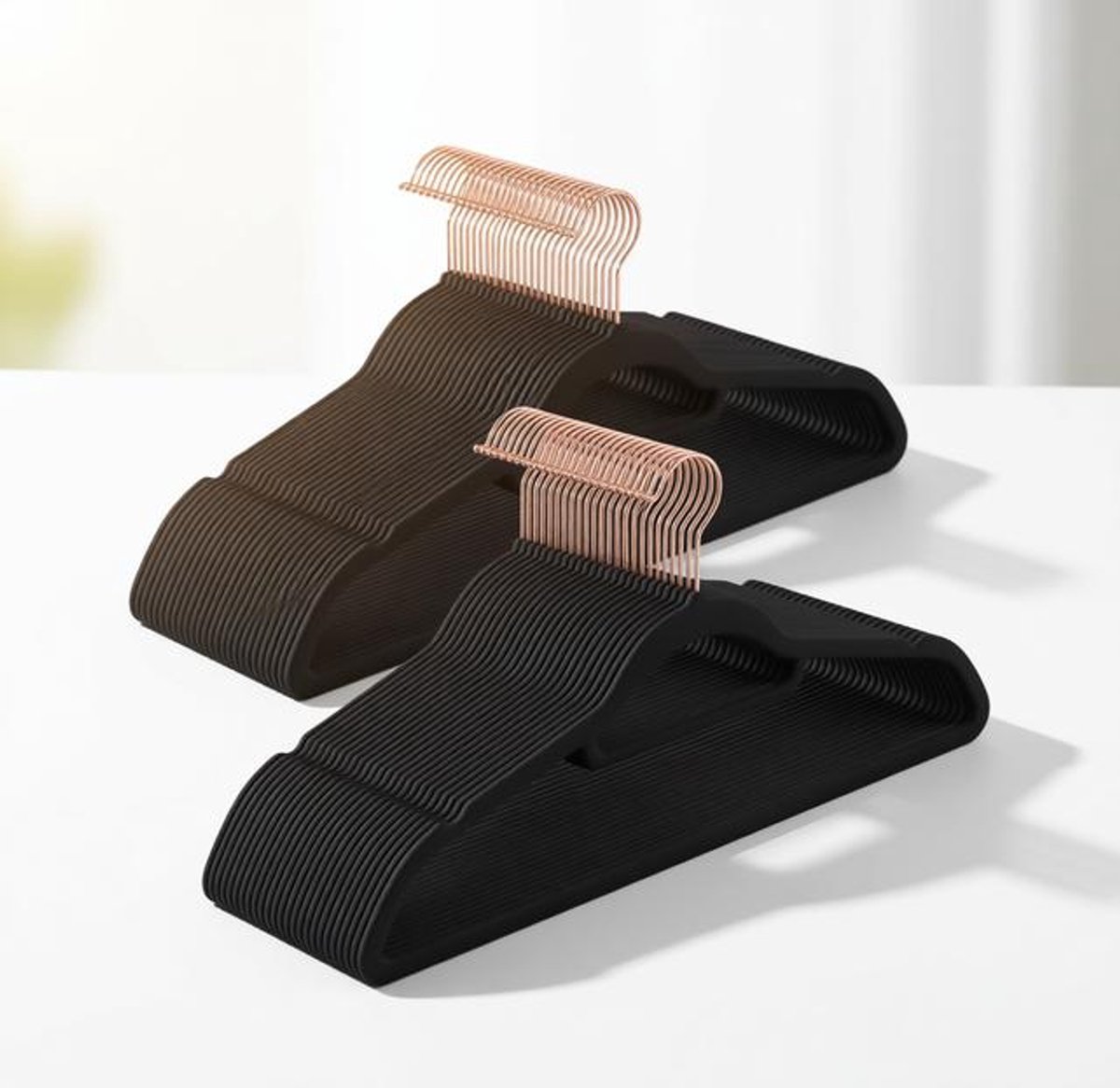 ElleMooi Fluwelen Kleerhangers Antislip Set van 30 met Draaibare Haak Roségoud-Zwart 43,5 cm