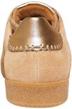 Achterkant van een zandkleurige Gabor sneaker met gouden hielkap en decoratieve stiksels.