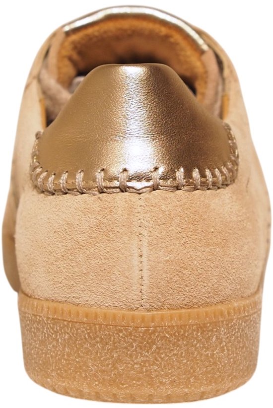 Achterkant van een zandkleurige Gabor sneaker met gouden hielkap en decoratieve stiksels.