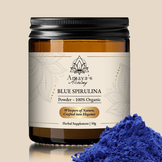 Glazen pot met 'Amaya's Alchemy Blue Spirulina Powder' etiket en hoopje blauw poeder ernaast.