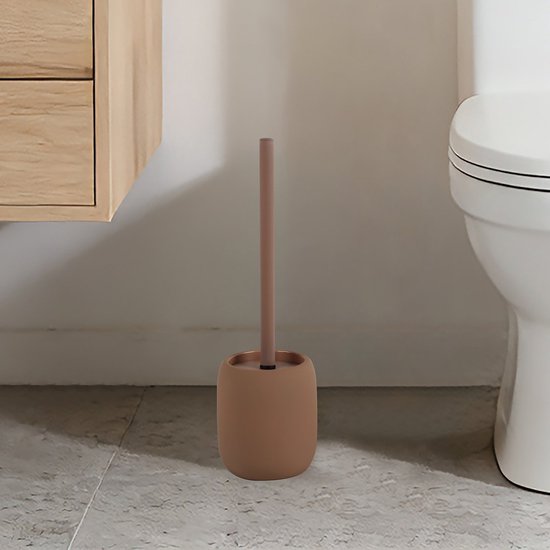 Bruine toiletborstel met houder, staand naast een toilet.