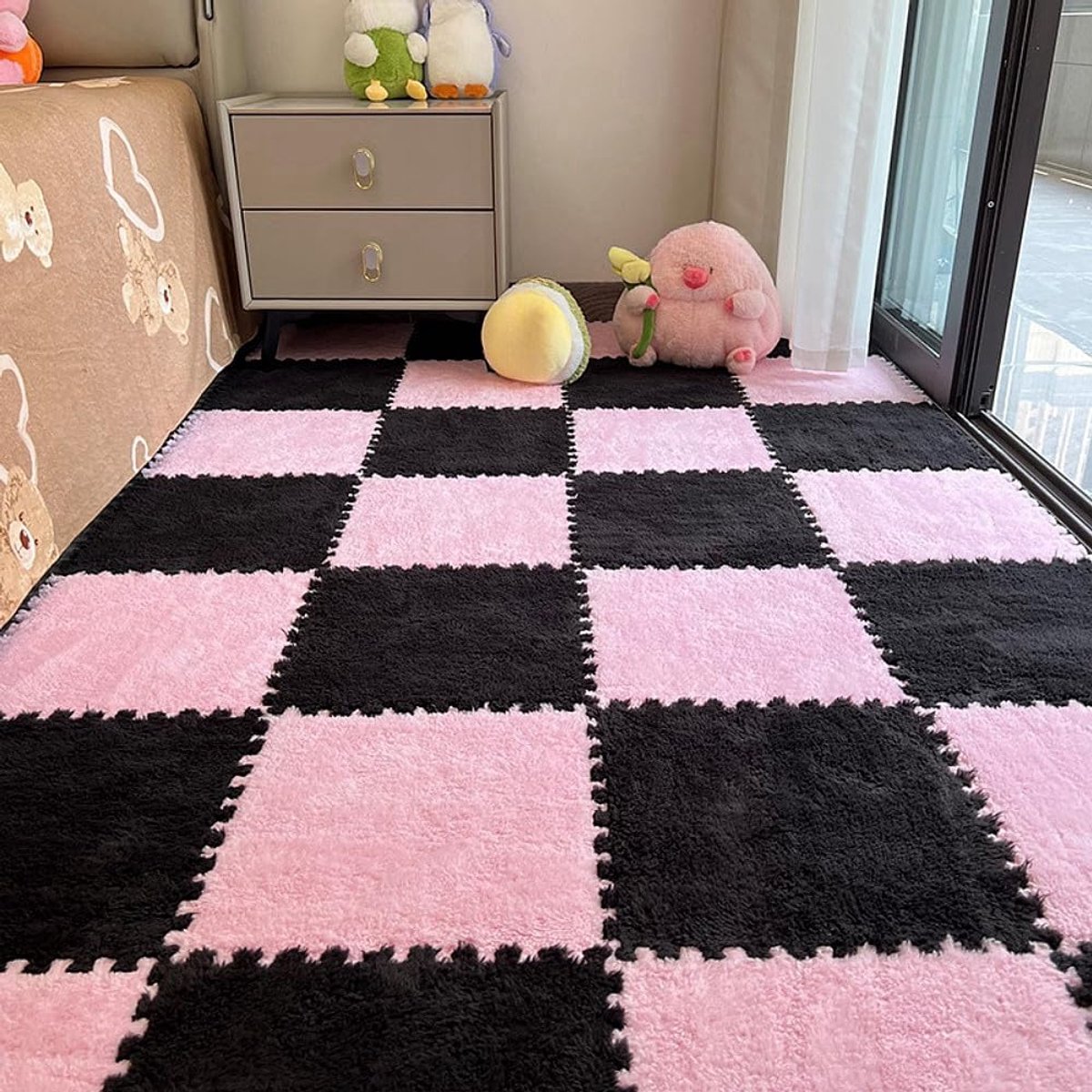 OLOEY 12-delige puzzelmat van tapijtvierkanten, in elkaar grijpende tapijttegels van pluche, antislip EVA-schuim puzzelvloertegels, creëer een veilige ruimte voor de slaapkamer/speelkamer (roze + zwart)
