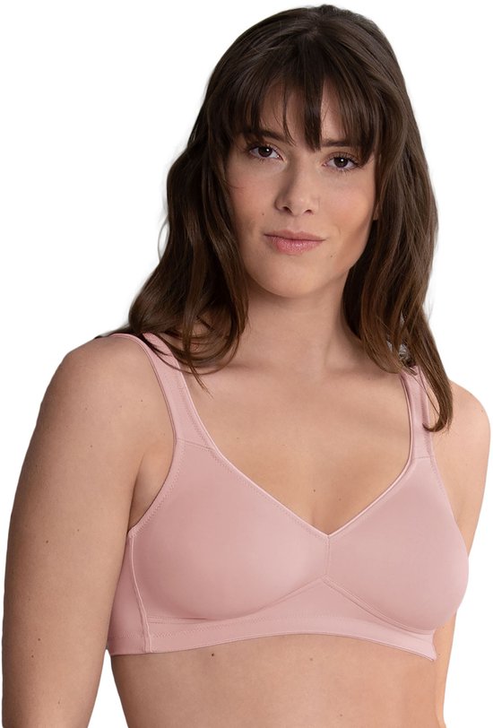 Model met een roze, beugelloze BH. De BH heeft brede, verstelbare bandjes en een diepe V-hals.