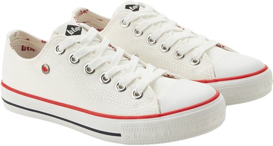Wit canvas Lee Cooper sneakers met rode en blauwe strepen op de zool en rode accenten.
