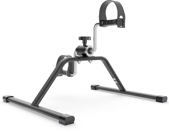 Zwarte VirtuFit MB100 stoelfiets met gestroomlijnd design en verstelbare pedalen.