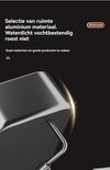 Close-up van een glanzend, gebogen metalen hoekbadkamerrekje, met de tekst "Selectie van ruimte aluminium materiaal. Waterdicht vochtbestendig roest niet".