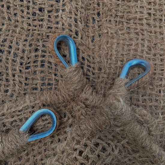 Detail van kokosgordijn met lusbevestiging. Metalen ogen zijn versterkt met kokostouw.