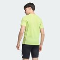 Jongen in geel T-shirt met korte mouwen, rug zichtbaar met donkere biezen en Adidas Climacool logo.