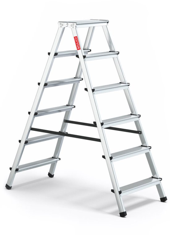 Zilverkleurige aluminium dubbelzijdige trapladder met 6 treden, met rode BAULICH-sticker en zwarte antislipvoeten.