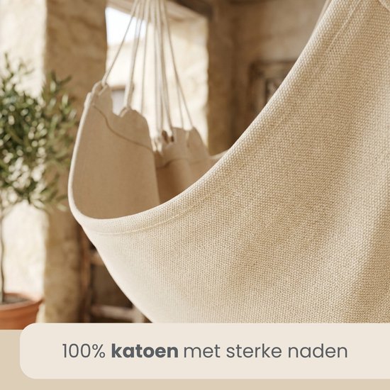 Close-up van de crèmekleurige stof van een hangstoel met sterke naden.
